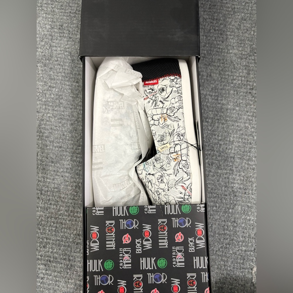 Toms Black and White Marvel classic women